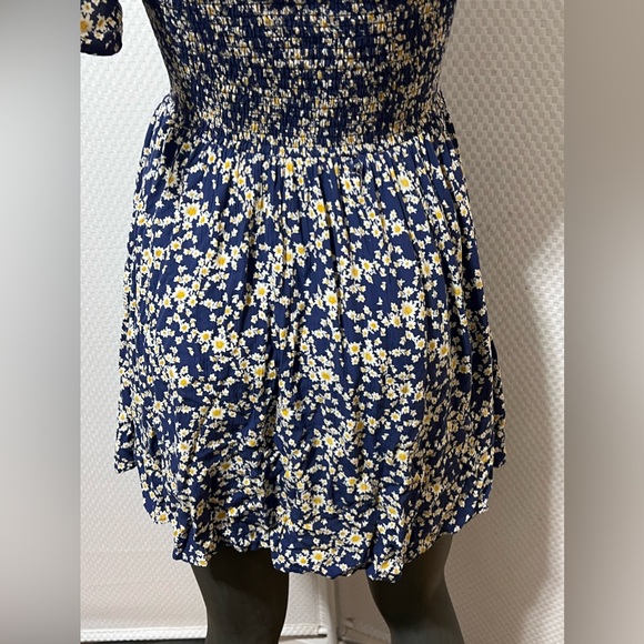 Angie Women's Twist Front Peekaboo Cutout Short Sleeve Dress size small - Picture 8 of 10